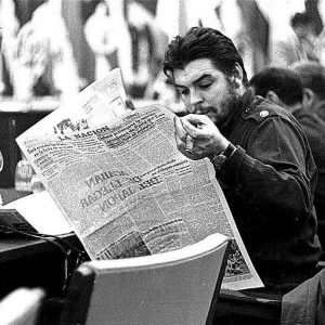 Che Guevara lit le quotidien argentin La Nacìon (1961)