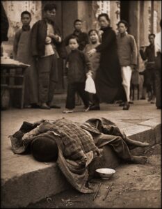 Un enfant mort dans le caniveau pendant la Grande famine chinoise (1946).