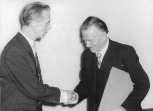 Otto Dix reçoit son certificat de membre de l'Académie allemande des Arts (1957).