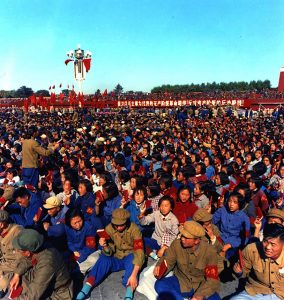 Red Guards in Tian'anmen Square. (domaine public)