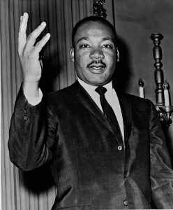 Martin Luther King Jr en 1964 (domaine public)