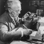 Marius Barbeau transcrivant un cylindre (BAnQ)